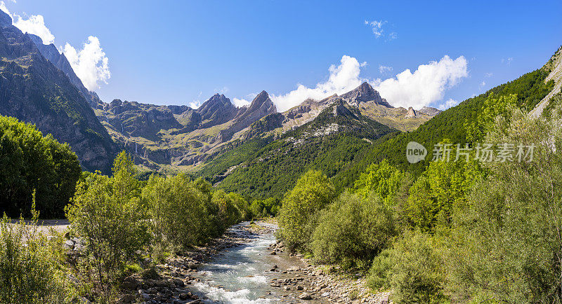 位于奥尔德萨比利牛斯国家公园的Pineta山谷和韦斯卡的Monte Perdido Cinca河